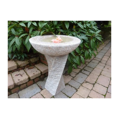 Edinburgh Grooved Bird Bath - Pink Speckled Granite